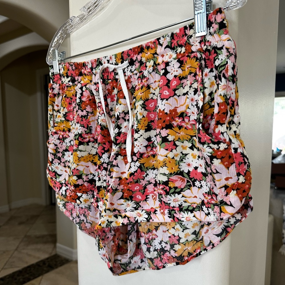 Women’s Billabong LG Lightweight Floral Tie Shorts, Excellent Condition! - Picture 2 of 8